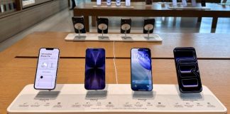 Índia aciona agência de segurança após vazamento do próximo iPhone 29.jun.2026 - iPhones são exibidos em loja da Apple em Mumbai, na Índia