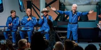 Morre Wally Funk, pioneira da aviação e mulher mais velha a ir ao espaço Da esquerda para a direita: Oliver Daemen, Mark Bezos, Jeff Bezos e Wally Funk