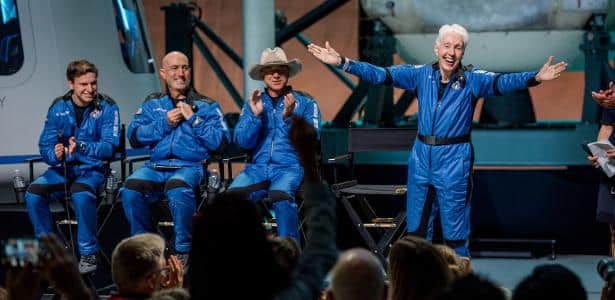 Morre Wally Funk, pioneira da aviação e mulher mais velha Da esquerda para a direita: Oliver Daemen, Mark Bezos, Jeff Bezos e Wally Funk