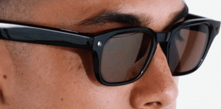 Óculos da Meta vão desligar câmera se LED de gravação for adulterado Homem usando óculos inteligentes Meta Glass; repare que no lado direito dos óculos há uma luz acesa; ela indica que a câmera está funcionando