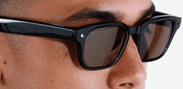 Óculos da Meta vão desligar câmera se LED de gravação Homem usando óculos inteligentes Meta Glass; repare que no lado direito dos óculos há uma luz acesa; ela indica que a câmera está funcionando