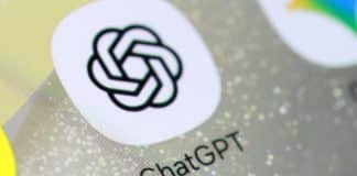 OpenAI lança GPT-Live, modelos de voz que falam e ouvem ao mesmo tempo Ícone do ChatGPT, o chatbot da OpenAI, em tela de smartphone