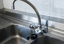 Por que pias de inox parecem envelhecer rápido? Dicas para conservar Cuidados diários ajudam a preservar