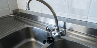 Por que pias de inox parecem envelhecer rápido? Dicas para conservar Cuidados diários ajudam a preservar