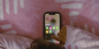 Reino Unido planeja 'toque de recolher digital' para tirar jovens das redes sociais durante a madrugada Reino Unido planeja 'toque de recolher digital' para tirar jovens das redes sociais durante a madrugada