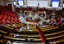 Senado aprova proibição de redes sociais a menores de 15 anos 21.jul.26 - Debate antes da votação do relatório da comissão mista (CMP) sobre o projeto de lei que visa proibir o acesso de crianças menores de 15 anos às redes sociais, na Assembleia Nacional em Paris, França