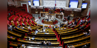 Senado aprova proibição de redes sociais a menores de 15 anos 21.jul.26 - Debate antes da votação do relatório da comissão mista (CMP) sobre o projeto de lei que visa proibir o acesso de crianças menores de 15 anos às redes sociais, na Assembleia Nacional em Paris, França