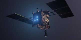 Sonda realiza sobrevoo mais próximo de um asteroide já registrado Concepção artística da visão traseira da sonda Hayabusa2, da Jaxa, a agência espacial japonesa