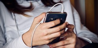 'Dinheiro fácil': Como grupos armados estão usando Facebook e TikTok para recrutar menores na Colômbia 'Dinheiro fácil': Como grupos armados estão usando Facebook e TikTok para recrutar menores na Colômbia