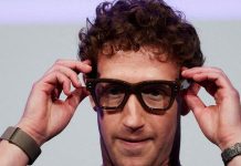 Apple deve atrasar óculos inteligentes por críticas e privacidade 17.set.2025 - Mark Zuckerberg, CEO da Meta, usando os óculos inteligentes da Meta feitos em parceria coma Ray Ban