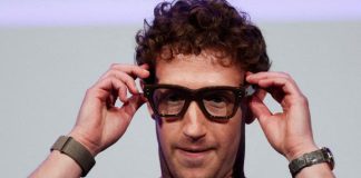 Apple deve atrasar óculos inteligentes por críticas e privacidade 17.set.2025 - Mark Zuckerberg, CEO da Meta, usando os óculos inteligentes da Meta feitos em parceria coma Ray Ban