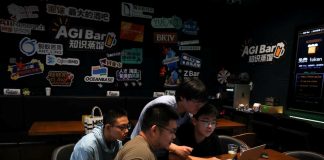 Cerveja, DeepSeek e robôs: conheça o bar que virou ponto de encontro da turma da IA na China Cerveja, DeepSeek e robôs: conheça o bar que virou ponto de encontro da turma da IA na China