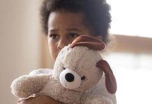 Como lavar travesseiros e pelúcias sem danificar materiais? Veja dicas A limpeza não deve ser feita da mesma maneira em todos os casos
