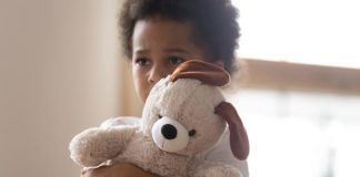 Como lavar travesseiros e pelúcias sem danificar materiais? Veja dicas A limpeza não deve ser feita da mesma maneira em todos os casos
