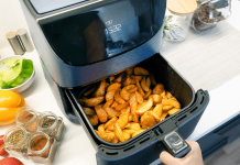 Como limpar air fryer? Veja jeito certo e frequência ideal de higienizar A cesta é uma das partes que mais acumulam gordura e resíduos de alimentos