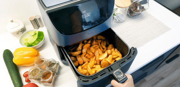 Como limpar air fryer? Veja jeito certo e frequência ideal A cesta é uma das partes que mais acumulam gordura e resíduos de alimentos