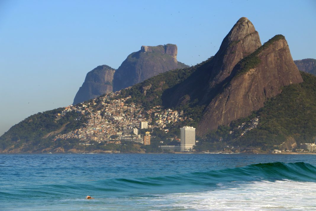 É #FAKE que foto de cadeiras voando e pessoas correndo em Ipanema mostre vendaval no Rio; cena foi criada com IA