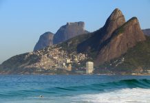 É #FAKE que foto de cadeiras voando e pessoas correndo em Ipanema mostre vendaval no Rio; cena foi criada com IA É #FAKE que foto de cadeiras voando e pessoas correndo em Ipanema mostre vendaval no Rio; cena foi criada com IA