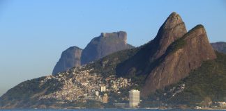 É #FAKE que foto de cadeiras voando e pessoas correndo em Ipanema mostre vendaval no Rio; cena foi criada com IA É #FAKE que foto de cadeiras voando e pessoas correndo em Ipanema mostre vendaval no Rio; cena foi criada com IA