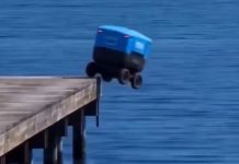 É #FAKE vídeo de robô de entregas da Amazon se jogando no mar É #FAKE vídeo de robô de entregas da Amazon se jogando no mar