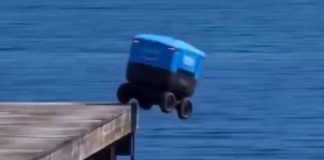 É #FAKE vídeo de robô de entregas da Amazon se jogando no mar É #FAKE vídeo de robô de entregas da Amazon se jogando no mar