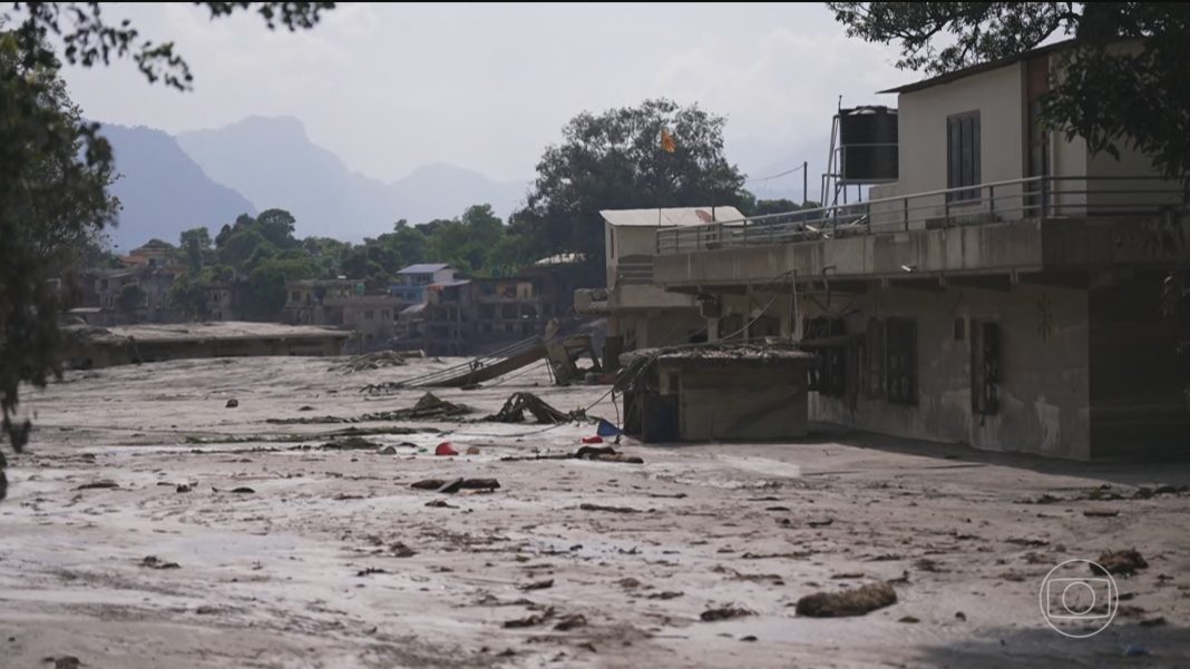 É #FAKE vídeo que mostra avalanche de lama atingindo homens É #FAKE vídeo que mostra avalanche de lama atingindo homens no Nepal; cena foi criada com inteligência artificial