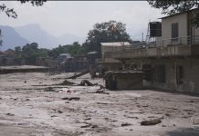 É #FAKE vídeo que mostra avalanche de lama atingindo homens no Nepal; cena foi criada com inteligência artificial É #FAKE vídeo que mostra avalanche de lama atingindo homens no Nepal; cena foi criada com inteligência artificial