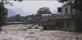 É #FAKE vídeo que mostra avalanche de lama atingindo homens no Nepal; cena foi criada com inteligência artificial É #FAKE vídeo que mostra avalanche de lama atingindo homens no Nepal; cena foi criada com inteligência artificial