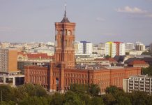 Hackers dizem ter roubado dados de órgãos públicos de Berlim e colocam arquivos em leilão Hackers dizem ter roubado dados de órgãos públicos de Berlim e colocam arquivos em leilão
