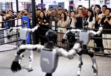 Robôs que dançam e trabalham: gigante chinesa estreia na bolsa Robôs que dançam e trabalham: gigante chinesa estreia na bolsa