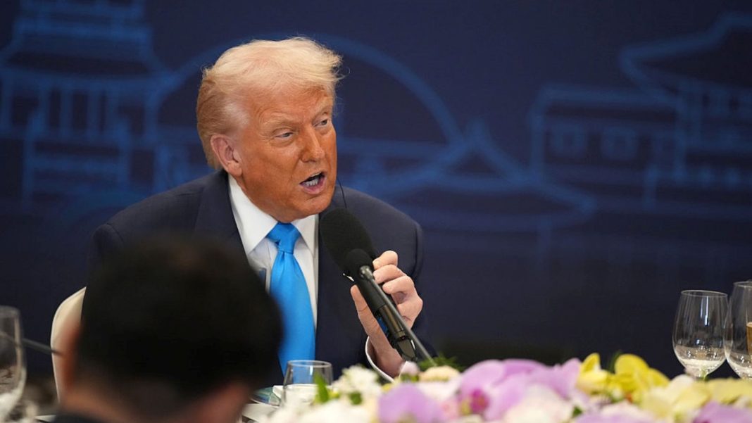 Trump ataca leis e diz que regras podem 'acabar com Trump ataca leis e diz que regras podem 'acabar com a indústria da IA'