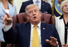 Trump diz que Congresso dos EUA quer regulamentar a IA 'até acabar com ela' Trump diz que Congresso dos EUA quer regulamentar a IA 'até acabar com ela'