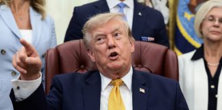 Trump diz que Congresso dos EUA quer regulamentar a IA 'até acabar com ela' Trump diz que Congresso dos EUA quer regulamentar a IA 'até acabar com ela'