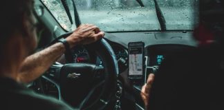 Uber é multada em R$ 5 bilhões por desativar contas de motoristas Imagem