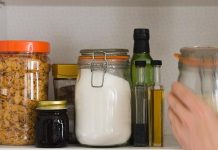 Você lava o pote antes de colocar mais comida? Veja por que deve Recipientes plásticos podem exigir um pouco mais de atenção