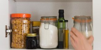 Você lava o pote antes de colocar mais comida? Veja por que deve Recipientes plásticos podem exigir um pouco mais de atenção