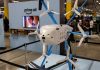 empresa expande entregas por drones para 500 cidades nos EUA 4.jun.2026 - Drone Prime Air, da Amazon, exibido durante evento em Dartford, no Reino Unido