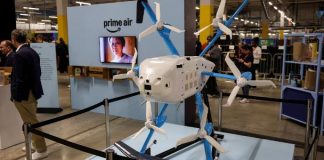 empresa expande entregas por drones para 500 cidades nos EUA 4.jun.2026 - Drone Prime Air, da Amazon, exibido durante evento em Dartford, no Reino Unido