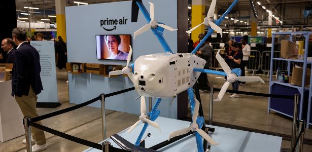 empresa expande entregas por drones para 500 cidades nos EUA 4.jun.2026 - Drone Prime Air, da Amazon, exibido durante evento em Dartford, no Reino Unido