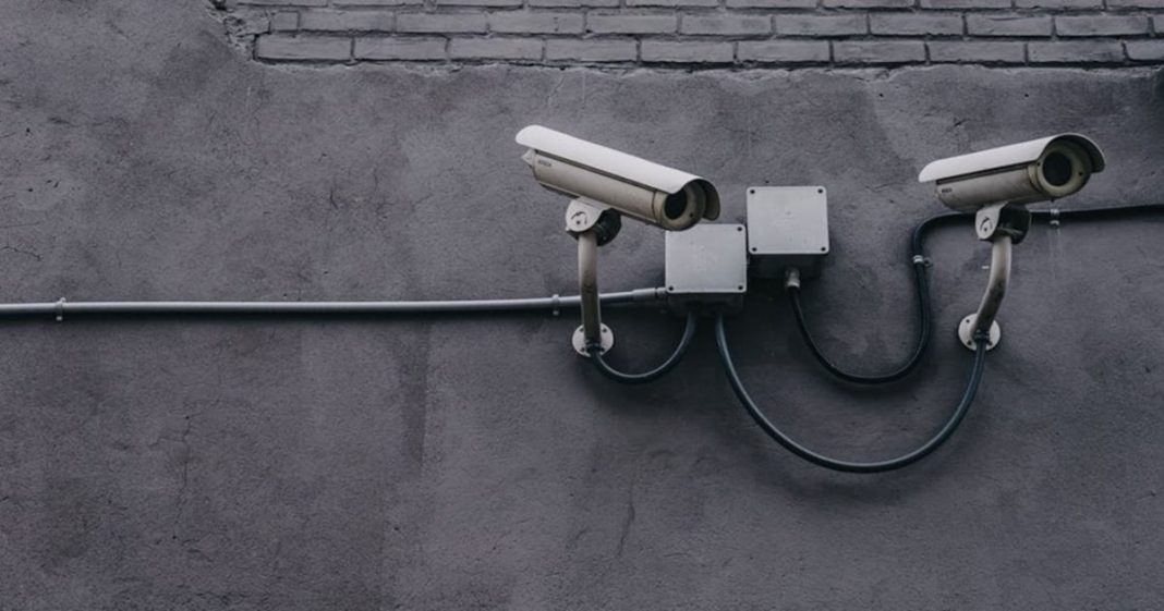 Ativistas hackeiam câmeras de trânsito e expõem vigilância de carros e pedestres