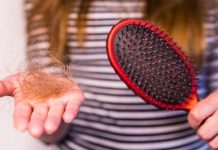 Como limpar pentes e escovas de cabelo e remover a sujeira acumulada Antes de colocar o pente ou a escova na água, retire todos os fios presos