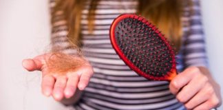 Como limpar pentes e escovas de cabelo e remover a sujeira acumulada Antes de colocar o pente ou a escova na água, retire todos os fios presos