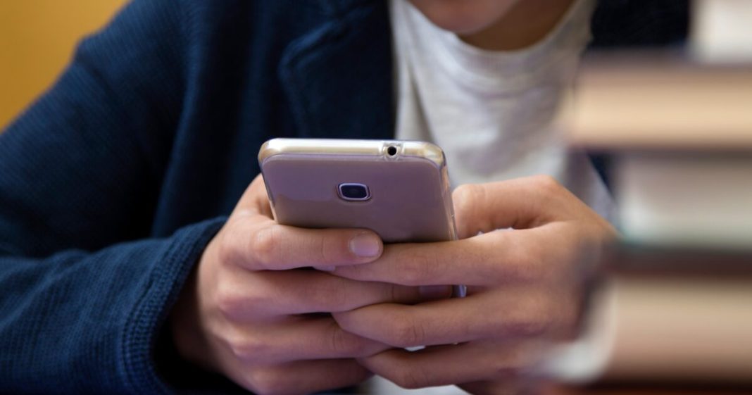 Governo vê riscos em IAs de 'companhia' para crianças e Governo vê riscos em IAs de 'companhia' para crianças e adolescentes