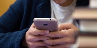 Governo vê riscos em IAs de ‘companhia’ para crianças e adolescentes Governo vê riscos em IAs de 'companhia' para crianças e adolescentes