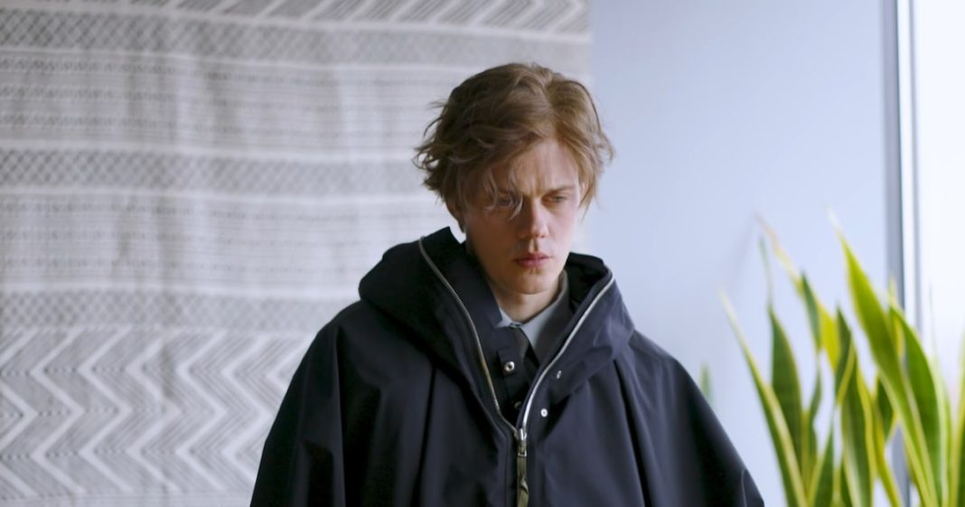 Hideo Kojima revela que Bill Skarsgard será protagonista de Physint, novo jogo de espionagem