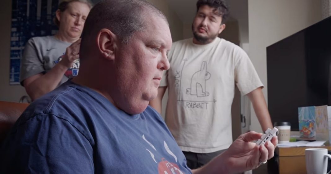 Homem diagnosticado com ELA volta a falar usando chip cerebral