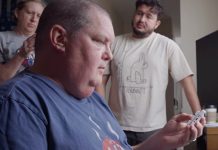 Homem diagnosticado com ELA volta a falar usando chip cerebral Homem diagnosticado com ELA volta a falar usando chip cerebral