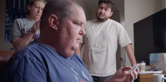 Homem diagnosticado com ELA volta a falar usando chip cerebral Homem diagnosticado com ELA volta a falar usando chip cerebral