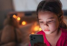 especialistas preferem restrição à proibição de redes para menores Segundo associações locais, crianças "têm direito a serviços online seguros e adequados à sua idade"