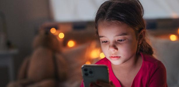 especialistas preferem restrição à proibição de redes para menores Segundo associações locais, crianças "têm direito a serviços online seguros e adequados à sua idade"